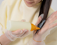 在涂染发梢时，用手指涂染，可以防止染发霜滴落。