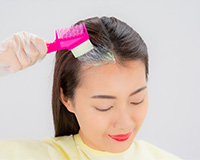 从发际开始涂抹染发膏。将刷子贴近头发，即使是头发根部也可以涂抹到。