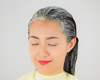 染发膏均匀分布于所有头发后，再保持规定的时间。