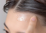 为避免染发膏沾到皮肤上，请先在发际处涂上一层防水乳膏(雪花膏等)。
