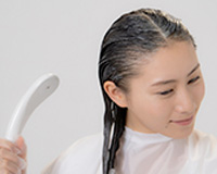 用温水冲洗头发，直到无染发剂的颜色。